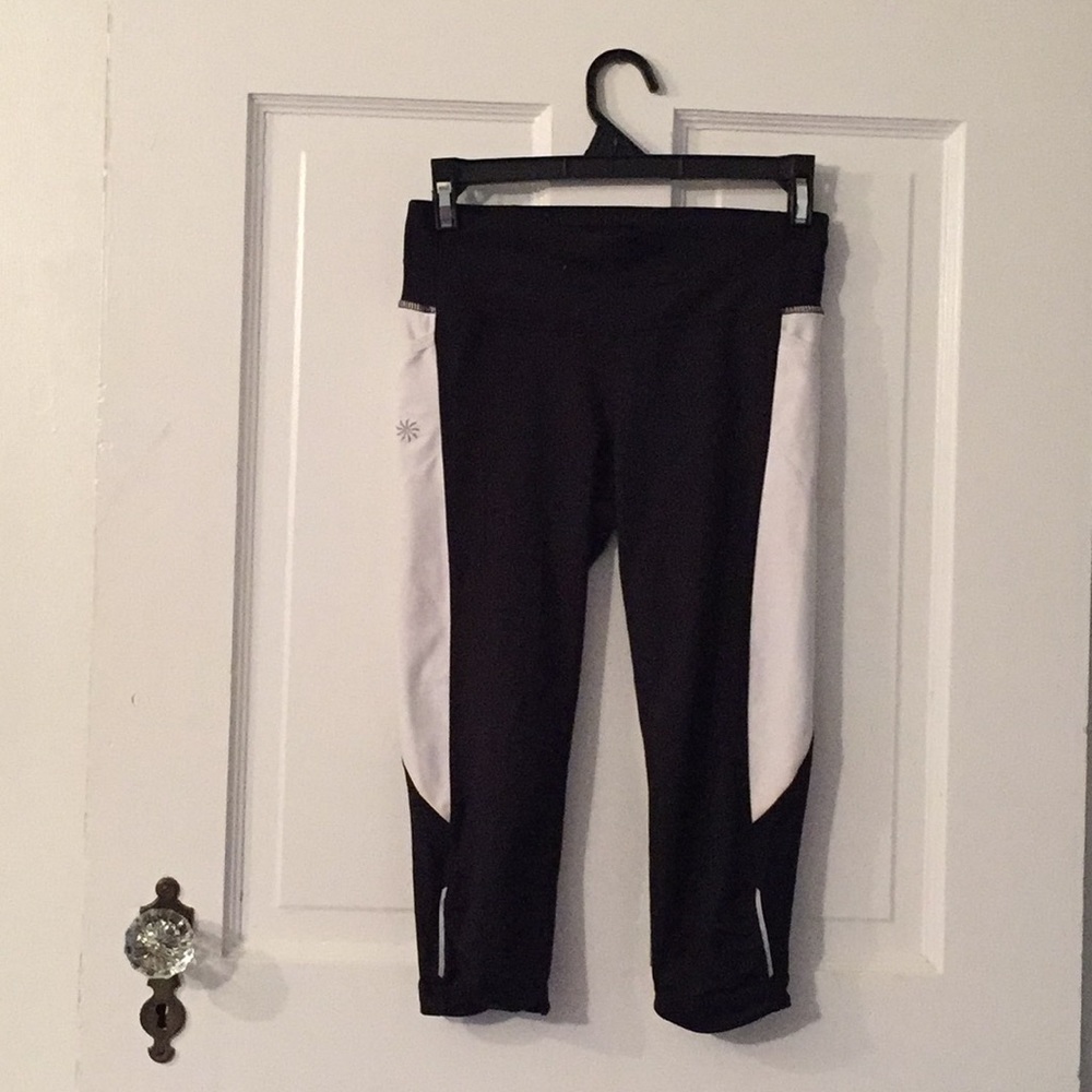 Athletes cropped leggings.